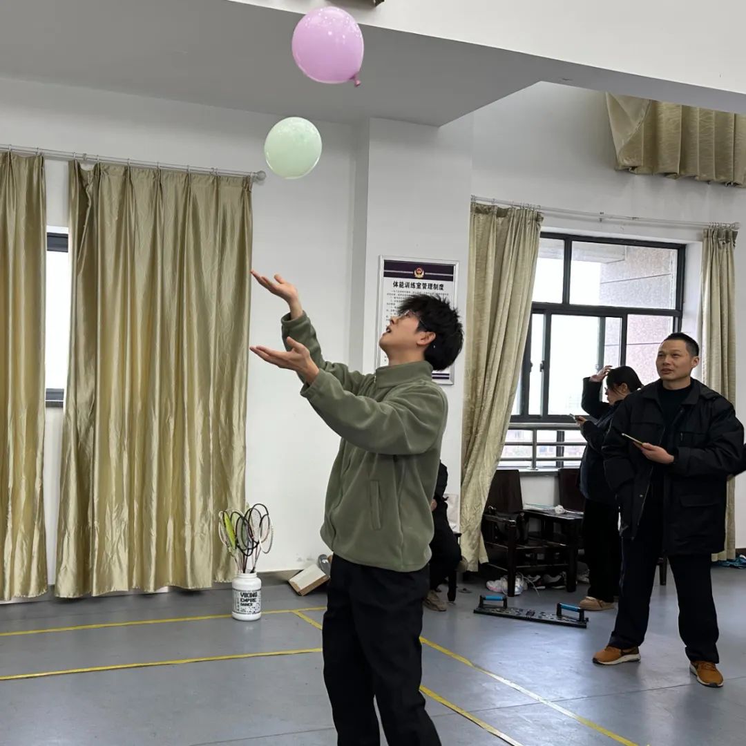 九游娱乐体育官网-包含花样比赛现场掌声阵阵，气氛热烈异常的词条