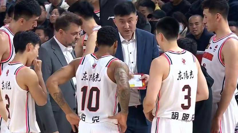 九游平台官网-福建男篮与北京男篮交锋，胜负悬念继续